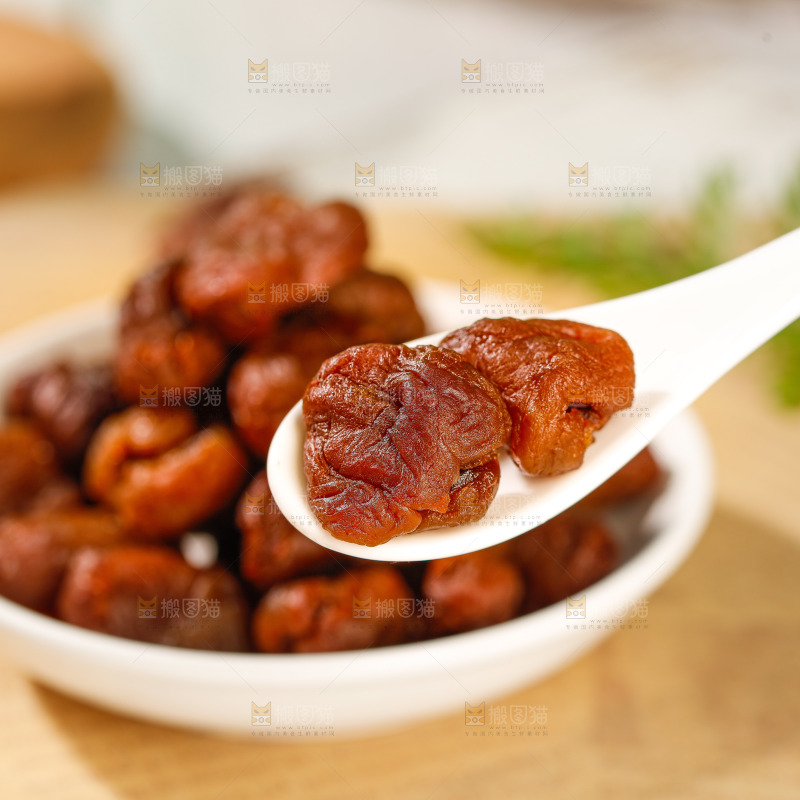 浅底上的荔枝肉