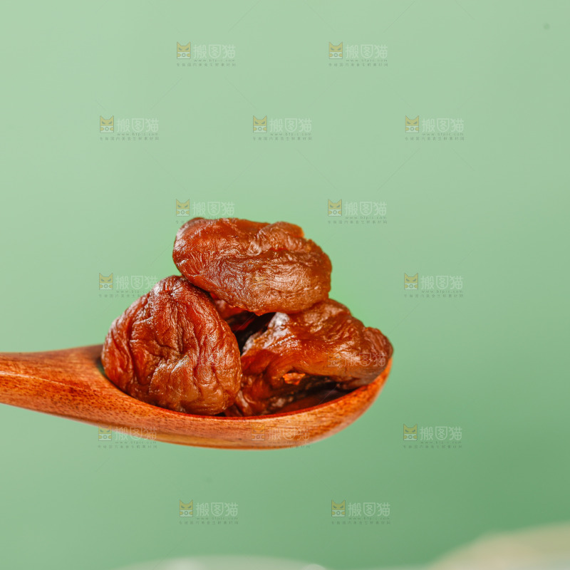 浅底上的荔枝肉