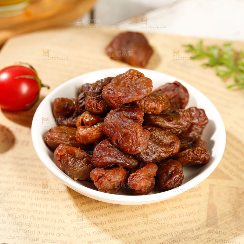 浅底上的荔枝肉