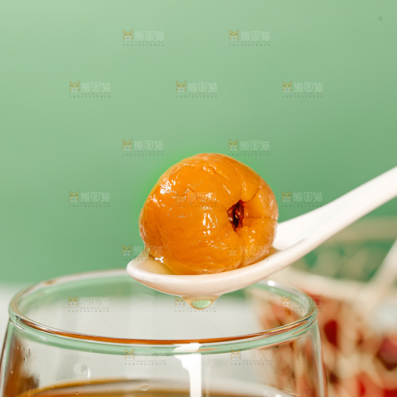 浅底上的荔枝肉