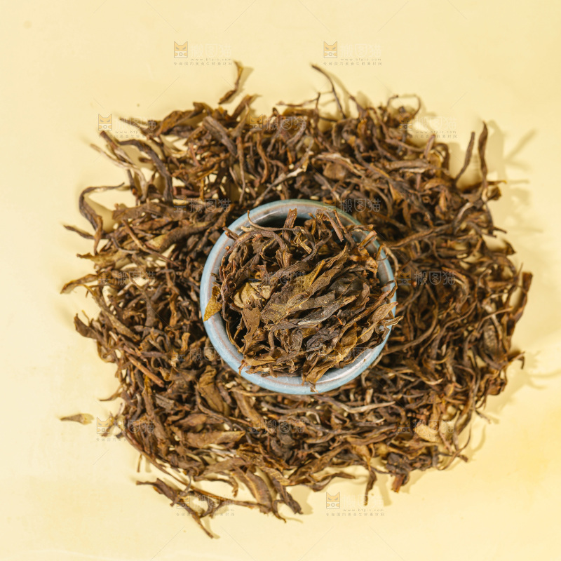 浅底上的茶叶