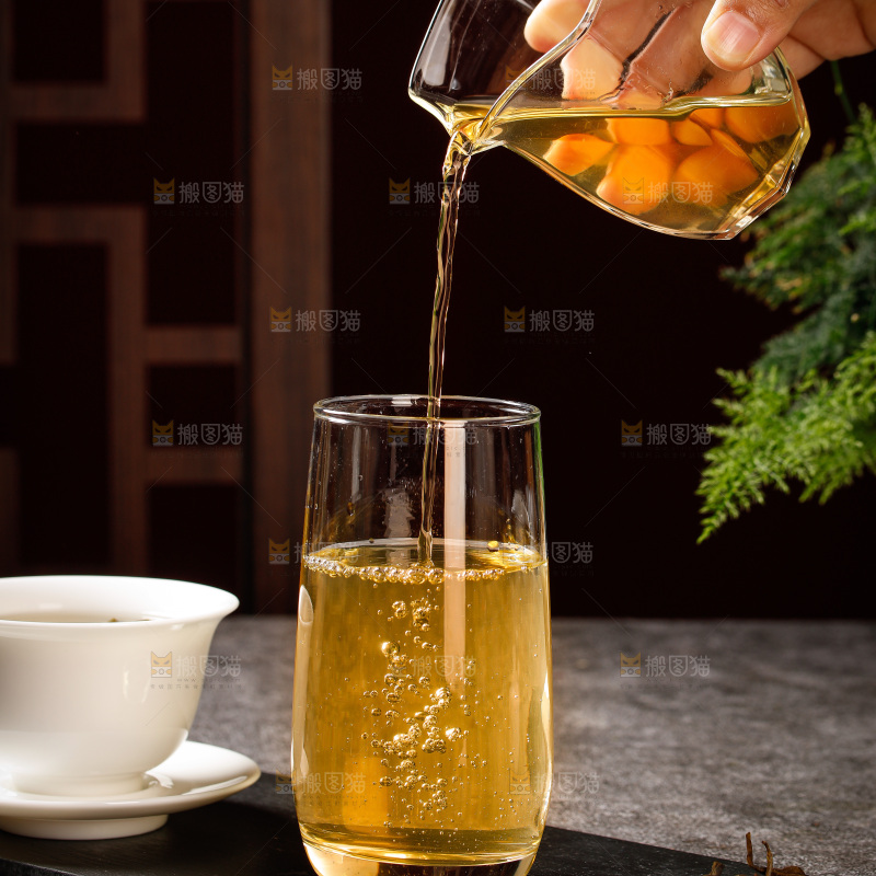 深底上冲泡的茶