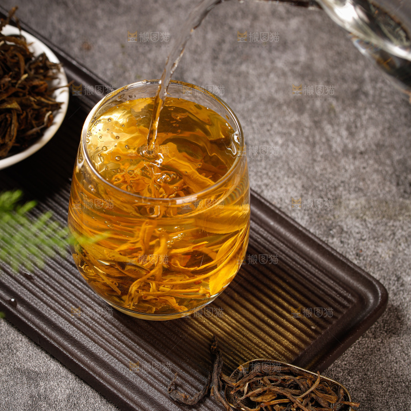 深底上冲泡的茶