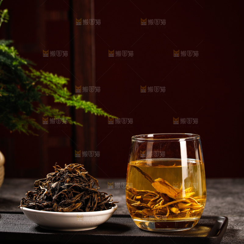 深底上冲泡的茶