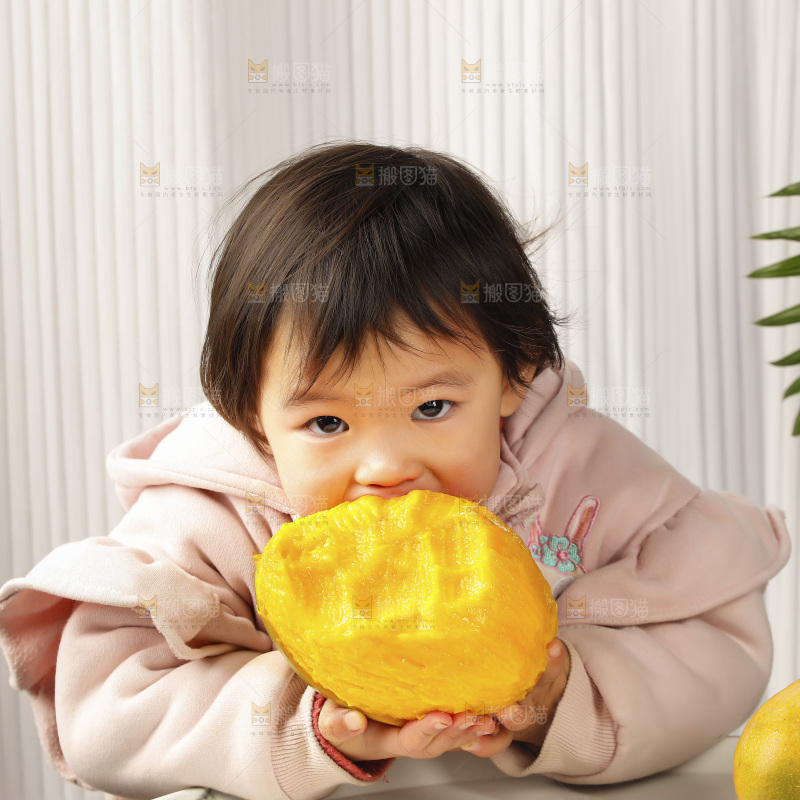 小孩在吃凯特芒