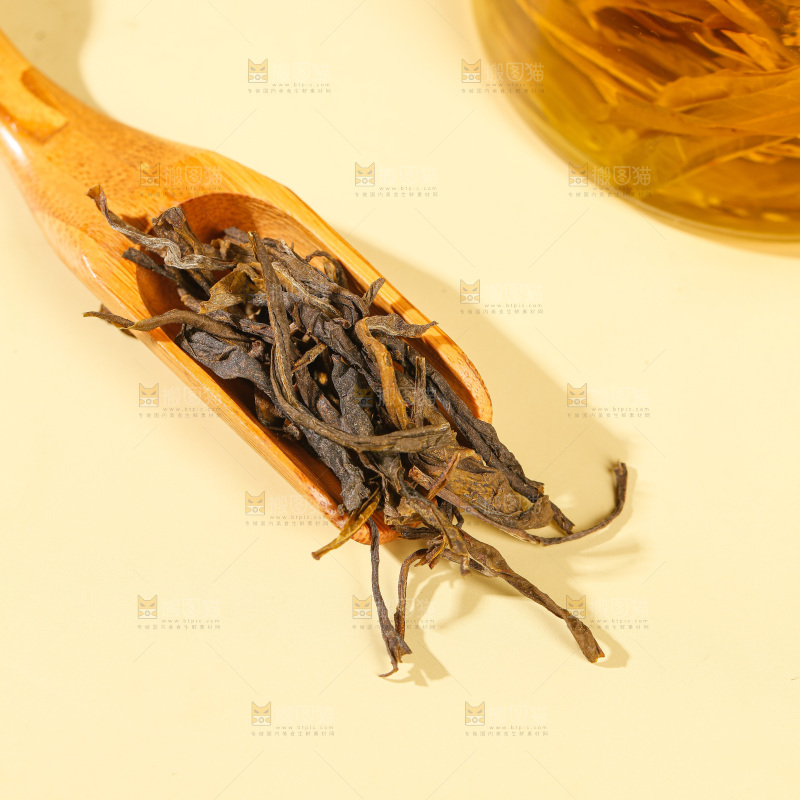 浅底上冲泡的茶叶水