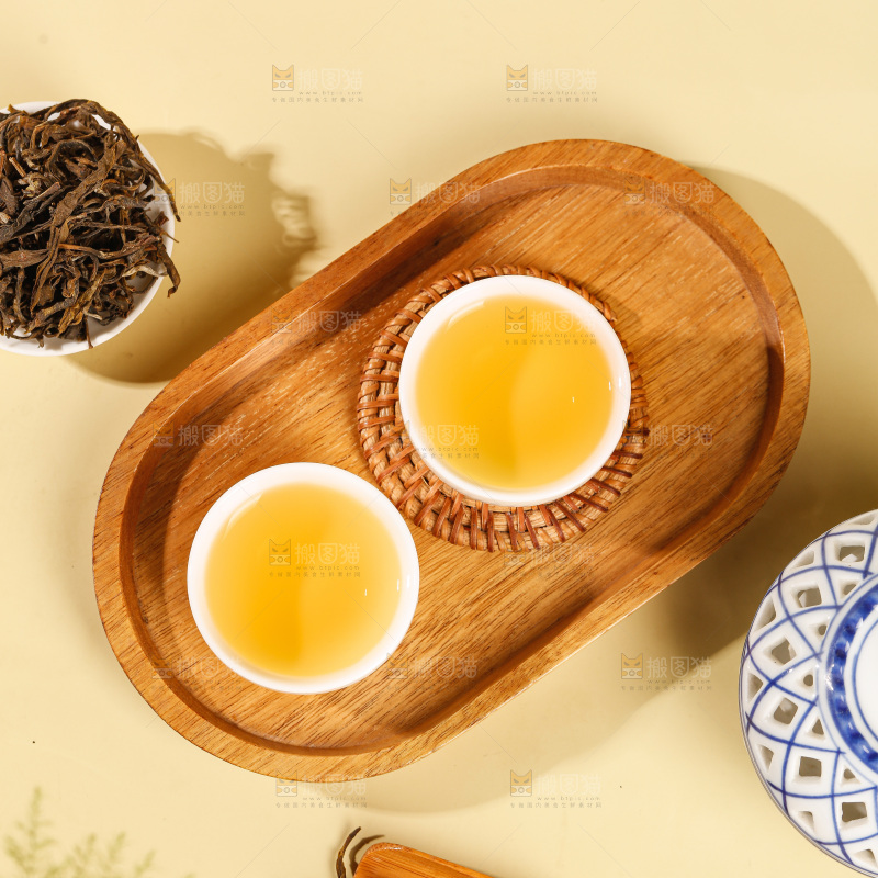 浅底上冲泡的茶叶水