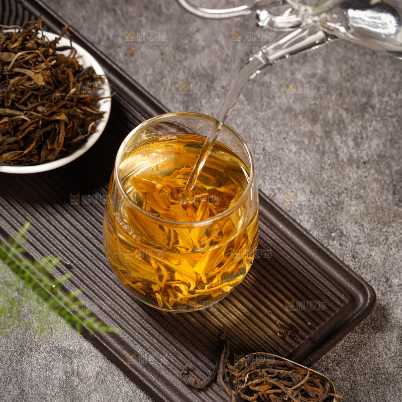深底上冲泡的茶