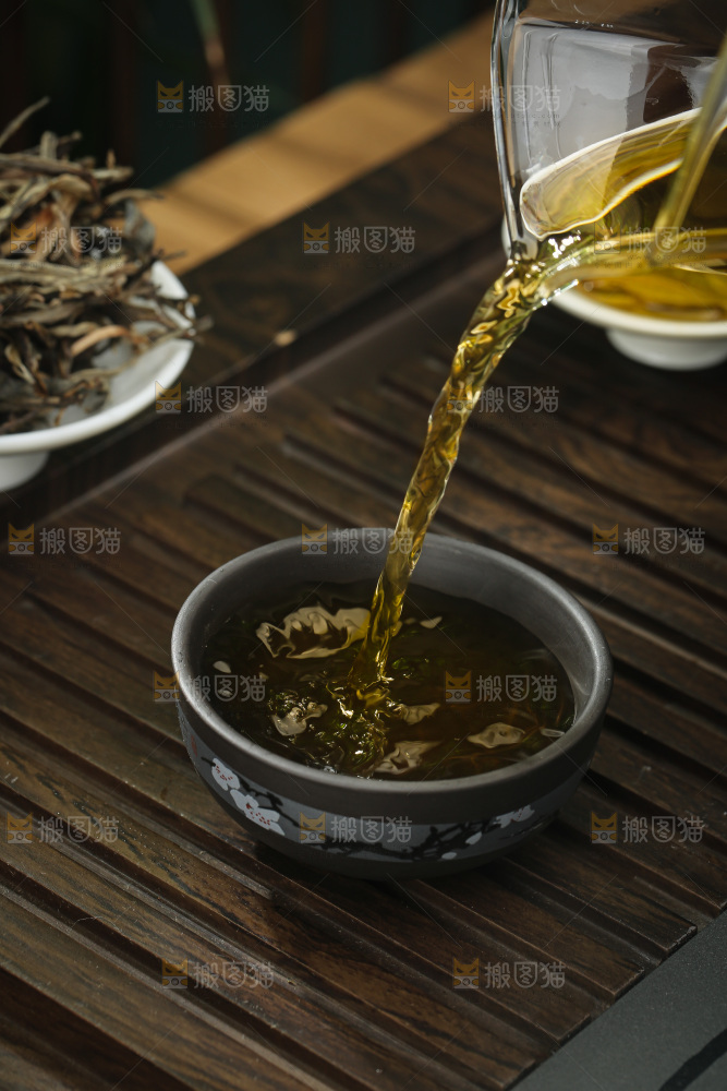 深底上的生普茶