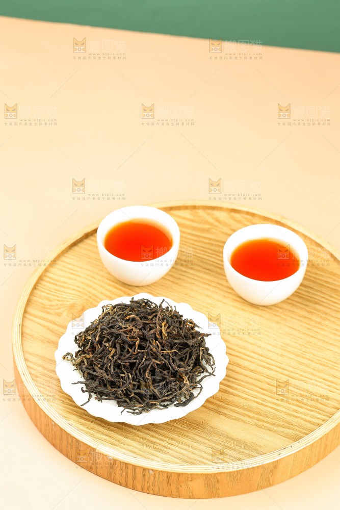 浅底上冲泡好的机红茶