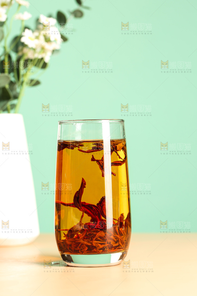 浅底上冲泡好的机红茶