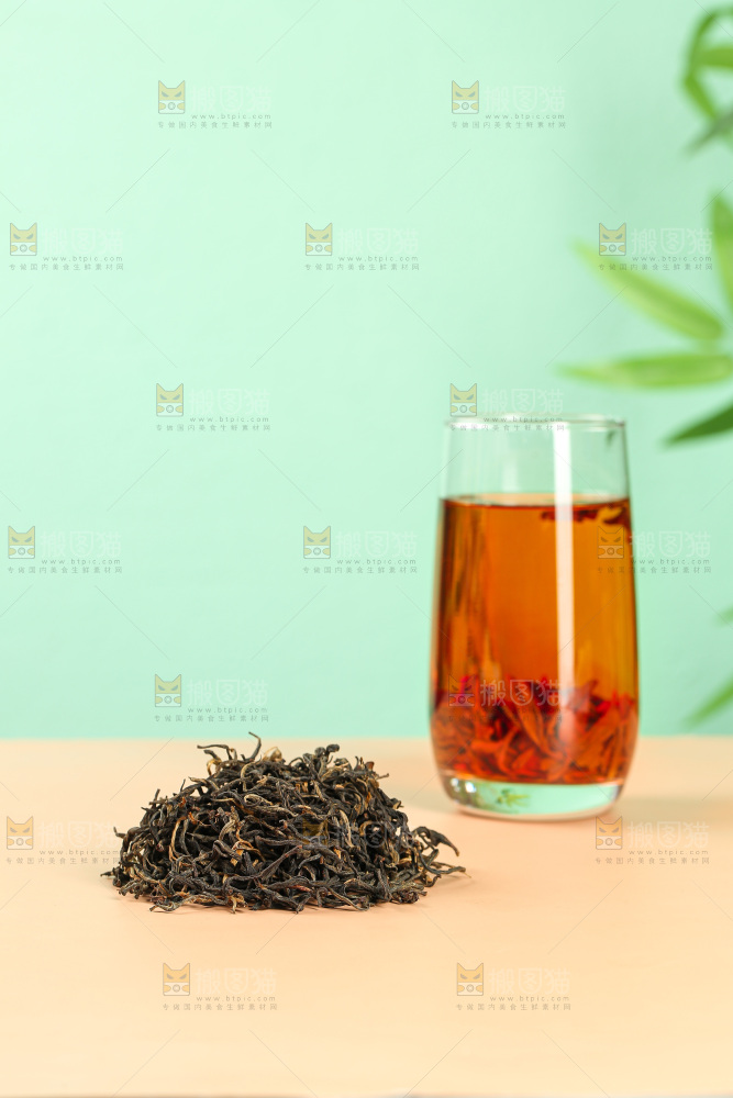 浅底上冲泡好的机红茶