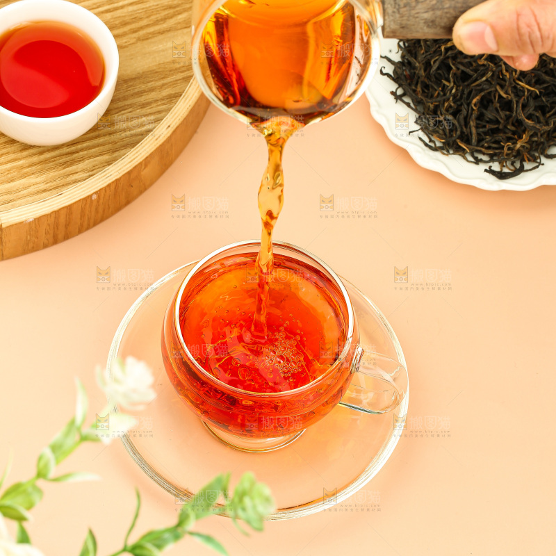 浅底上冲泡好的机红茶