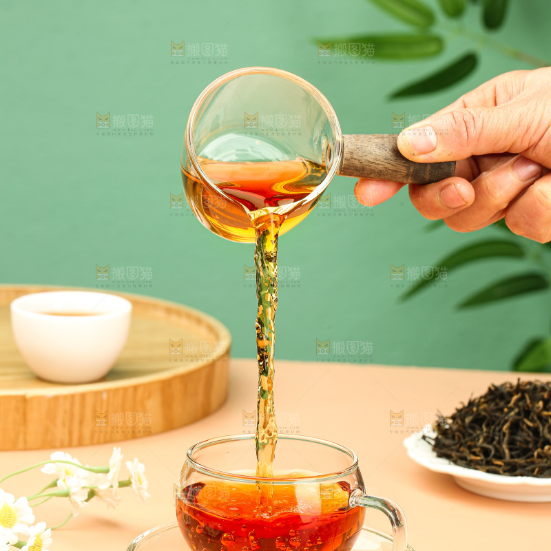 浅底上冲泡好的机红茶