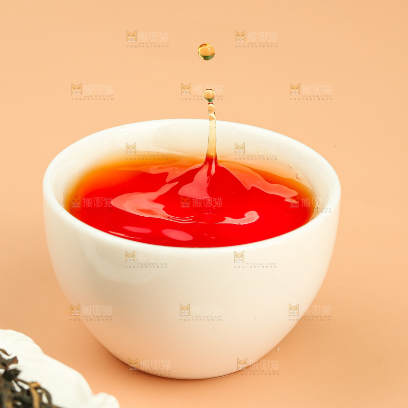 浅底上冲泡好的机红茶