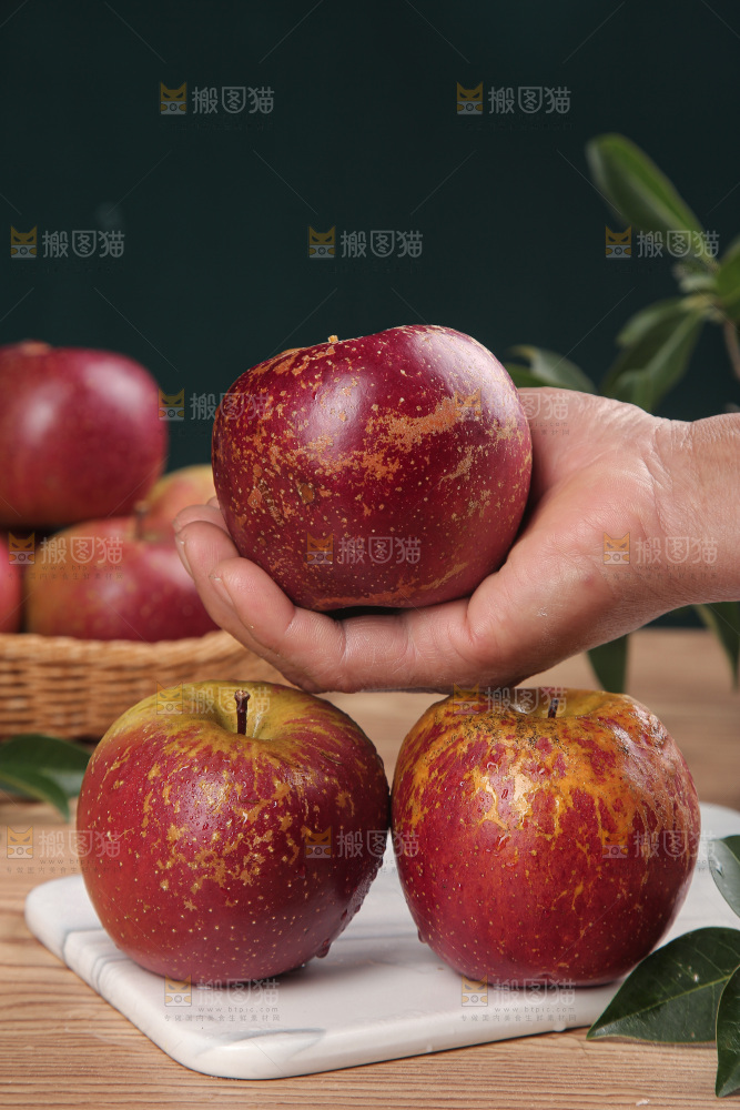 深底上手里拿着丑苹果