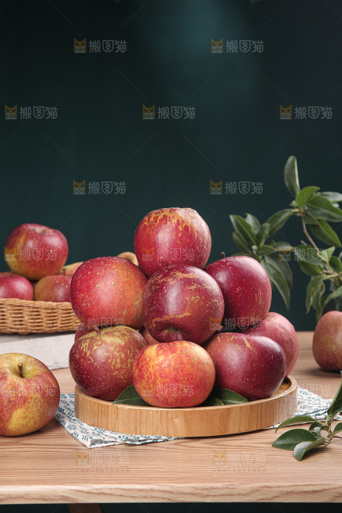 深底上的丑苹果