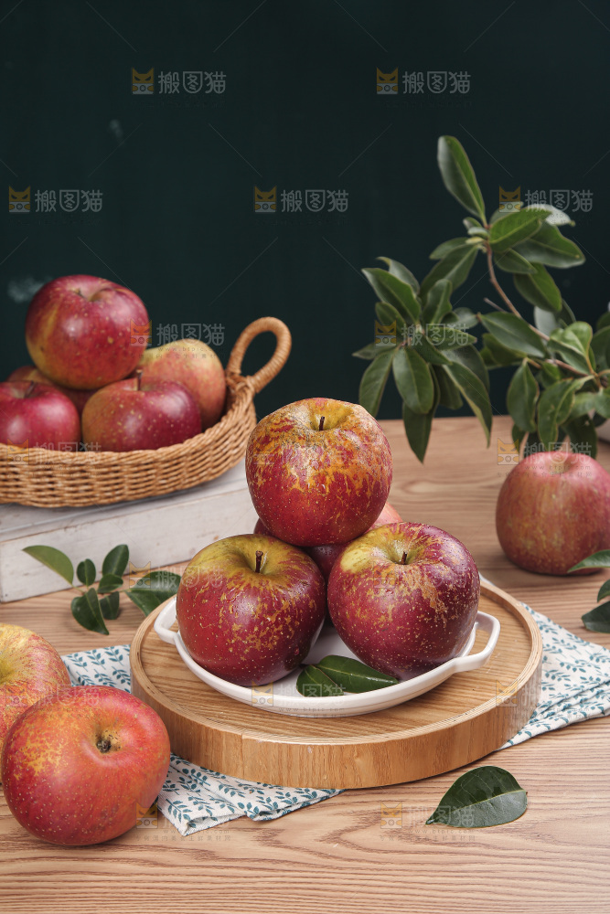 深底上的丑苹果