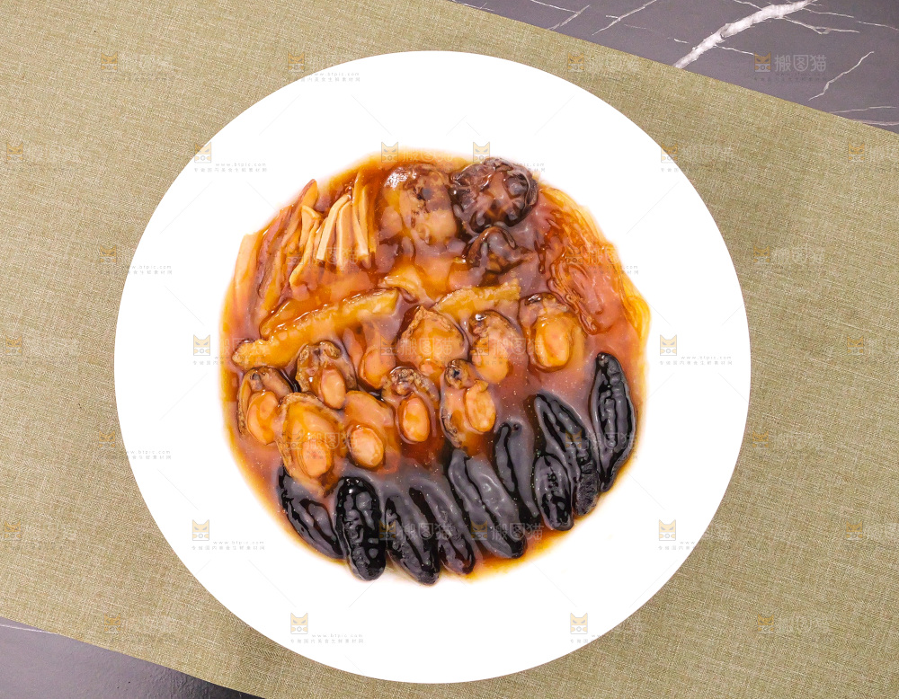 盘子里装的鲍鱼海参菜品