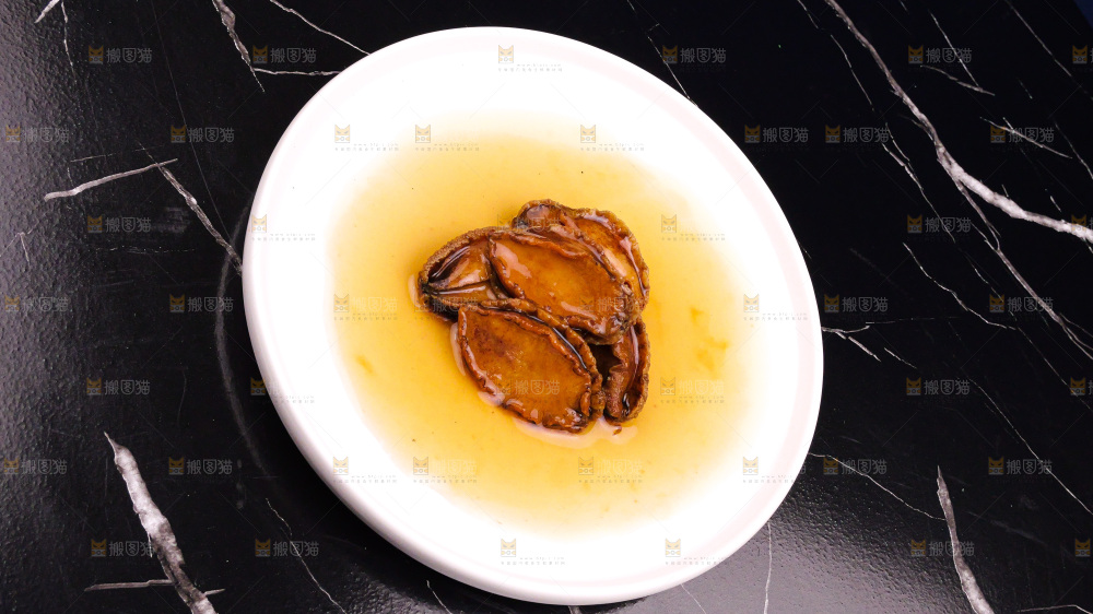 盘子里装的鲍鱼海参菜品