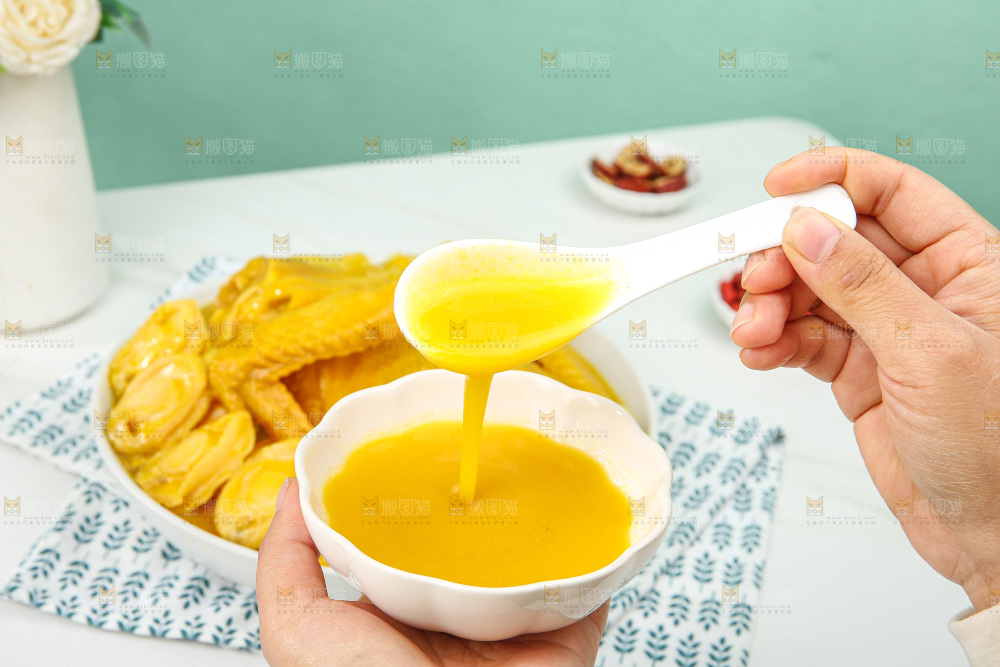 浅底上的花胶鸡