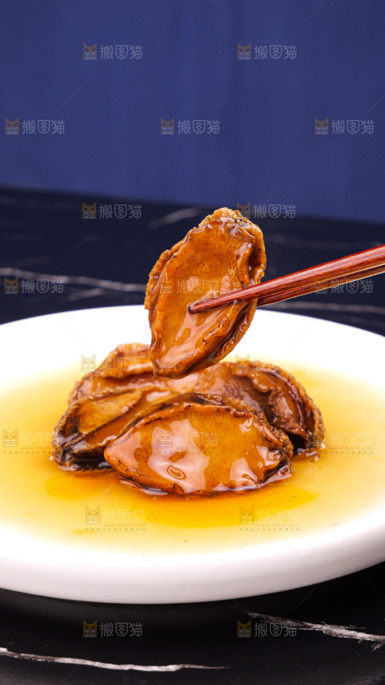 盘子里装的鲍鱼海参菜品