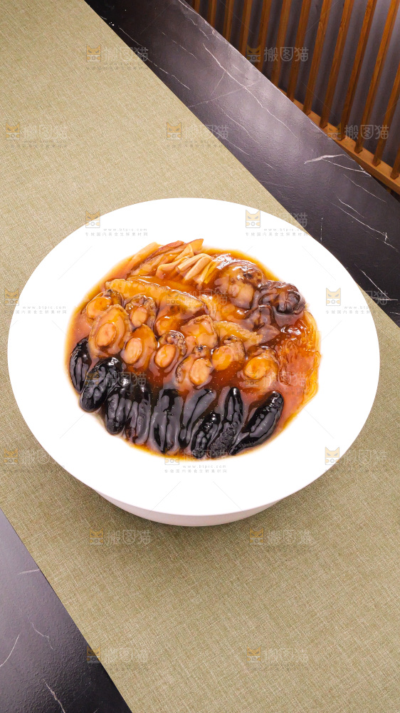盘子里装的鲍鱼海参菜品