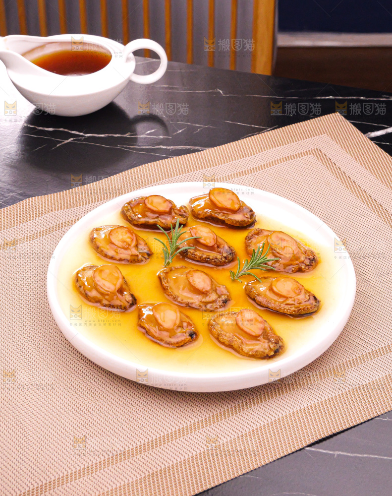 盘子里装的鲍鱼海参菜品