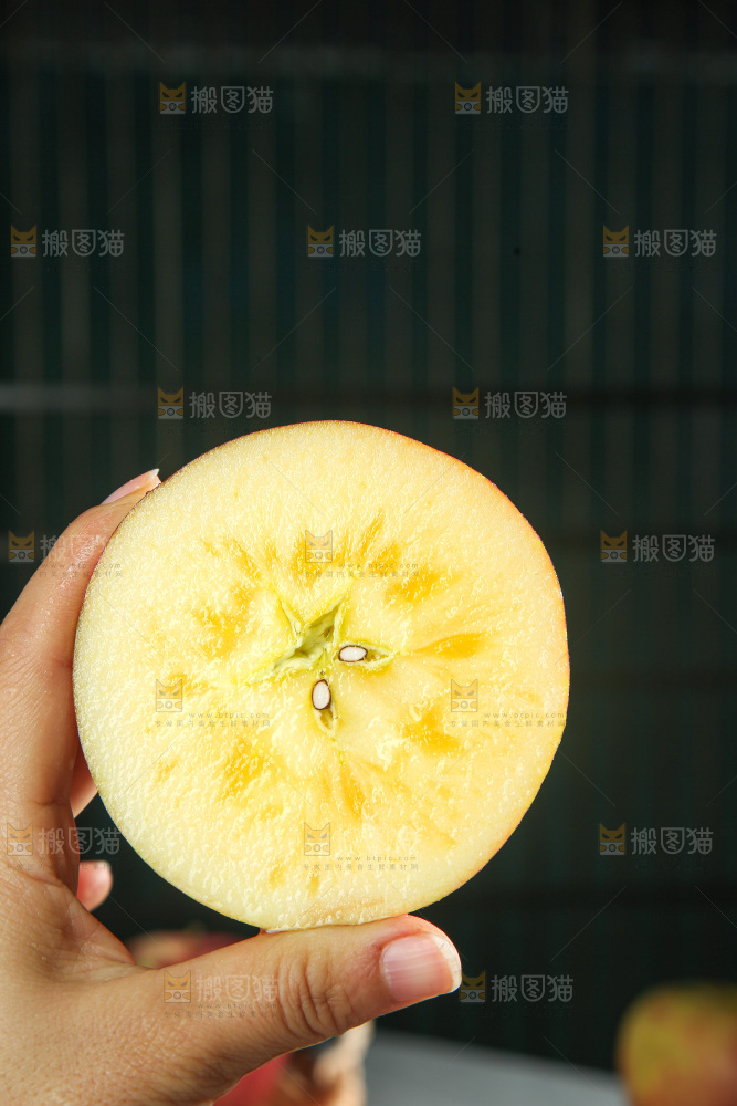 深底上的糖心丑苹果