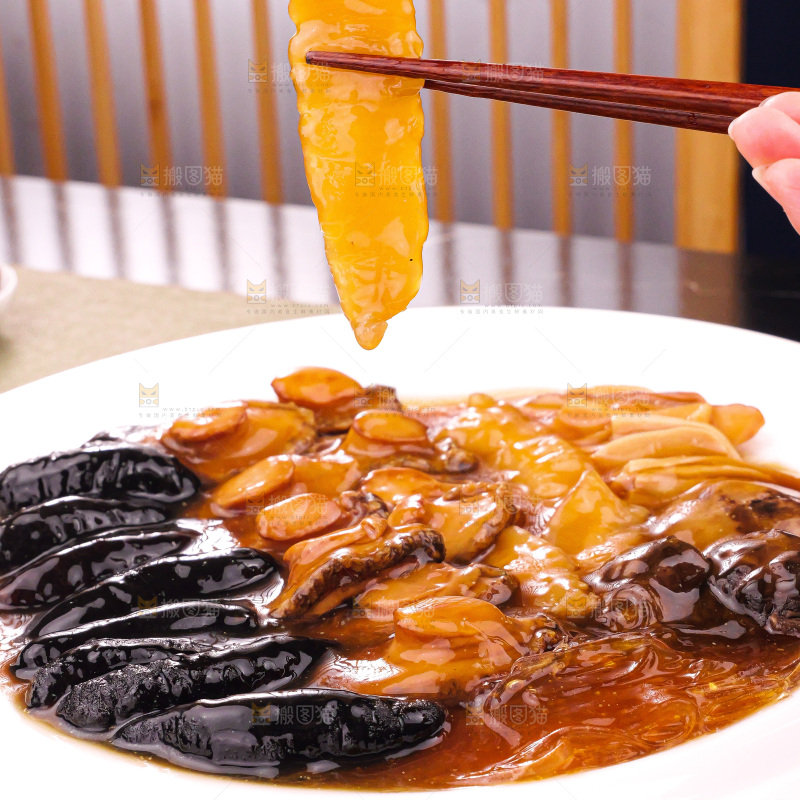 盘子里装的鲍鱼海参菜品
