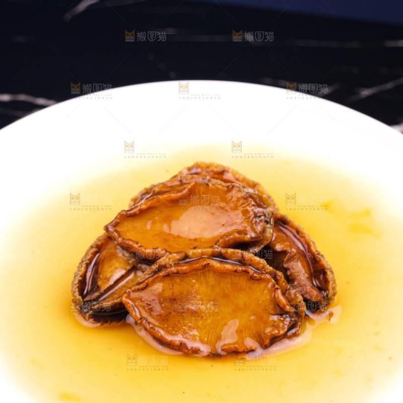 盘子里装的鲍鱼海参菜品