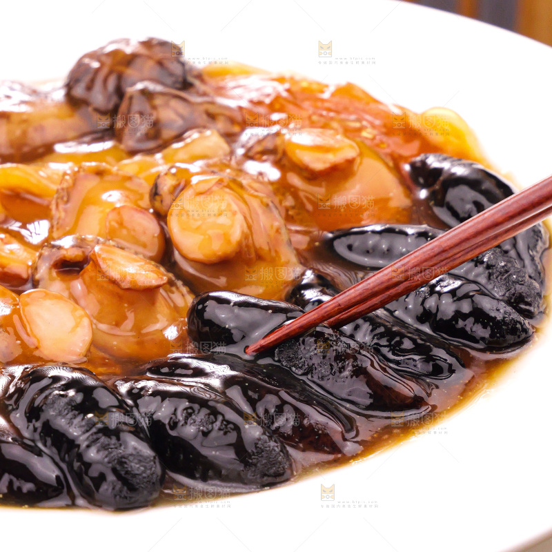 盘子里装的鲍鱼海参菜品
