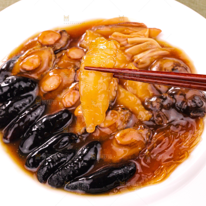 盘子里装的鲍鱼海参菜品