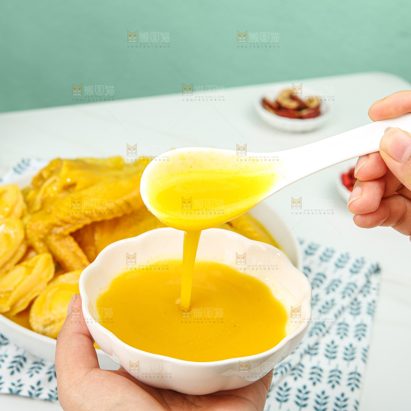 浅底上的花胶鸡