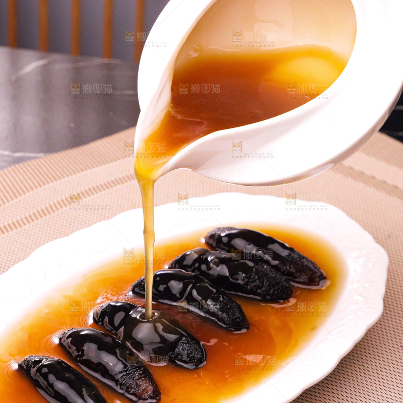 盘子里装的鲍鱼海参菜品