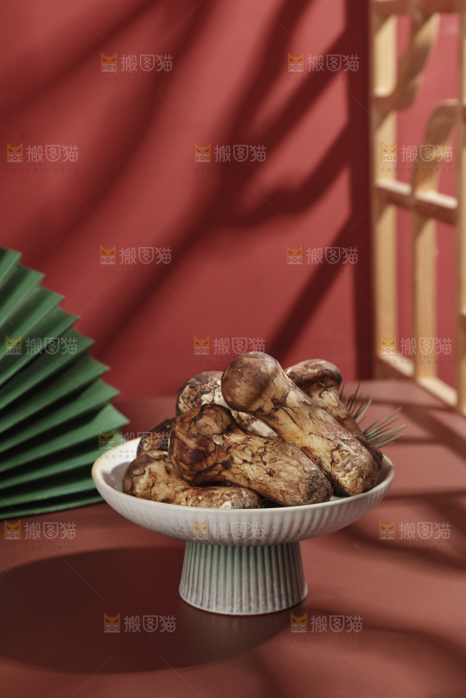深底上的松茸菇