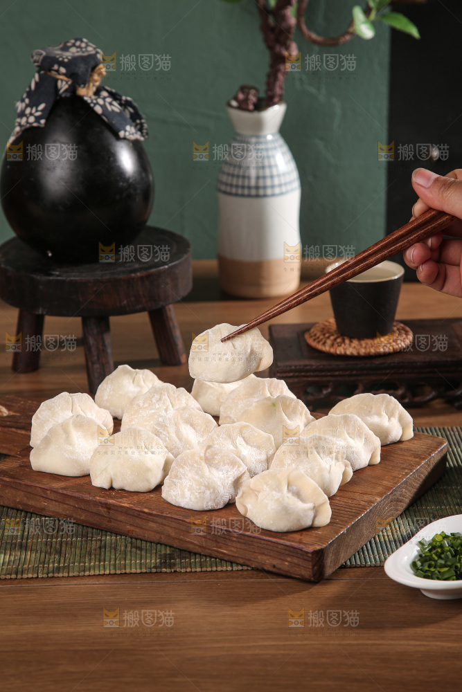 木底上的鲅鱼水饺