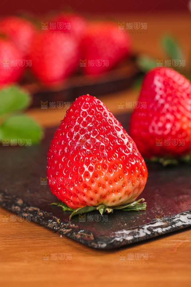 黑石板上的草莓
