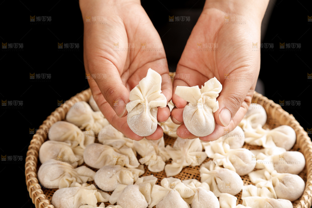 黑玻璃上的小金鱼馄饨