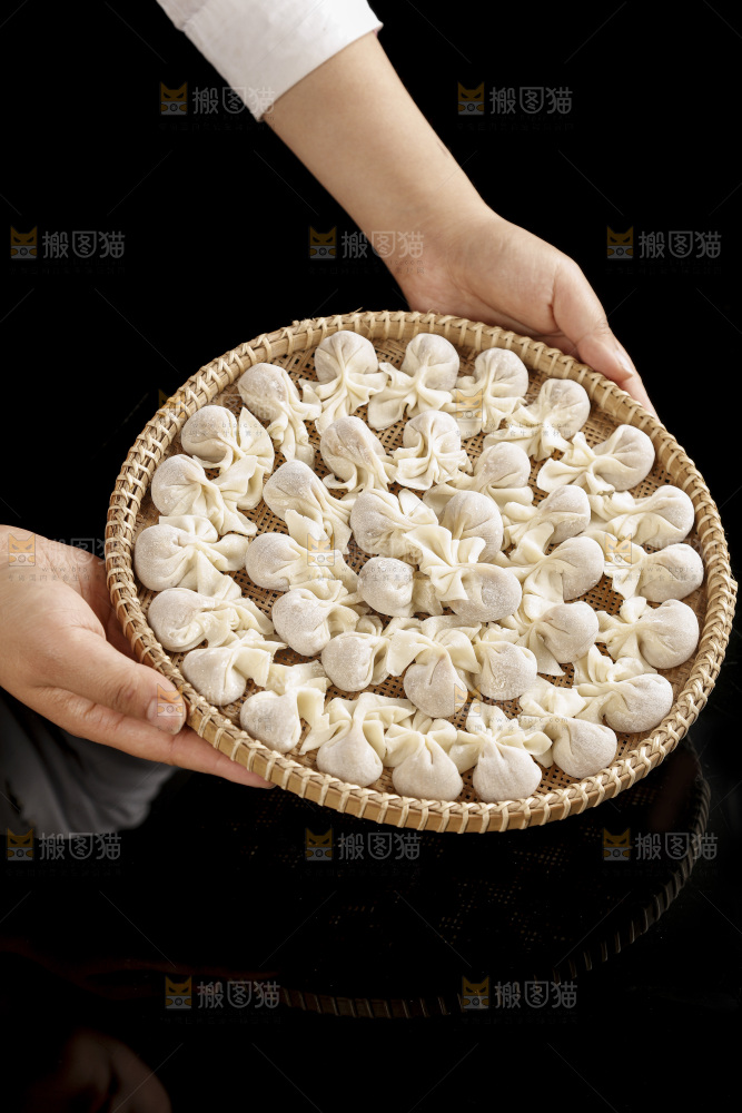 黑玻璃上的小金鱼馄饨