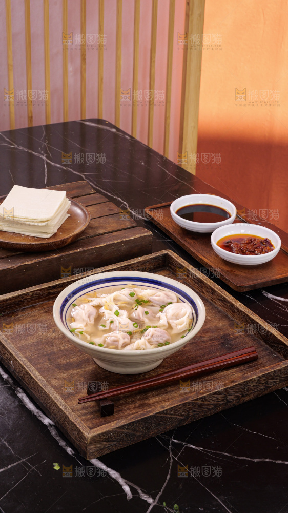 木底上的小金鱼馄饨