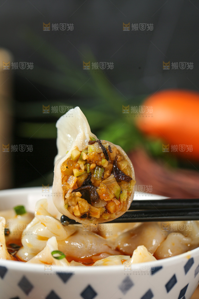 深底上的饺子