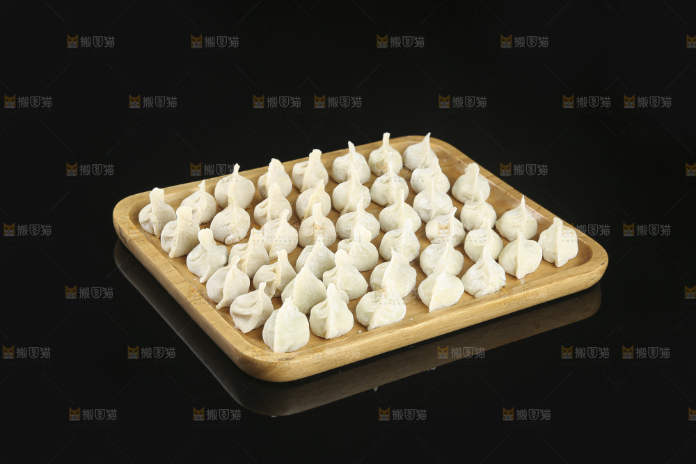 深底上的饺子
