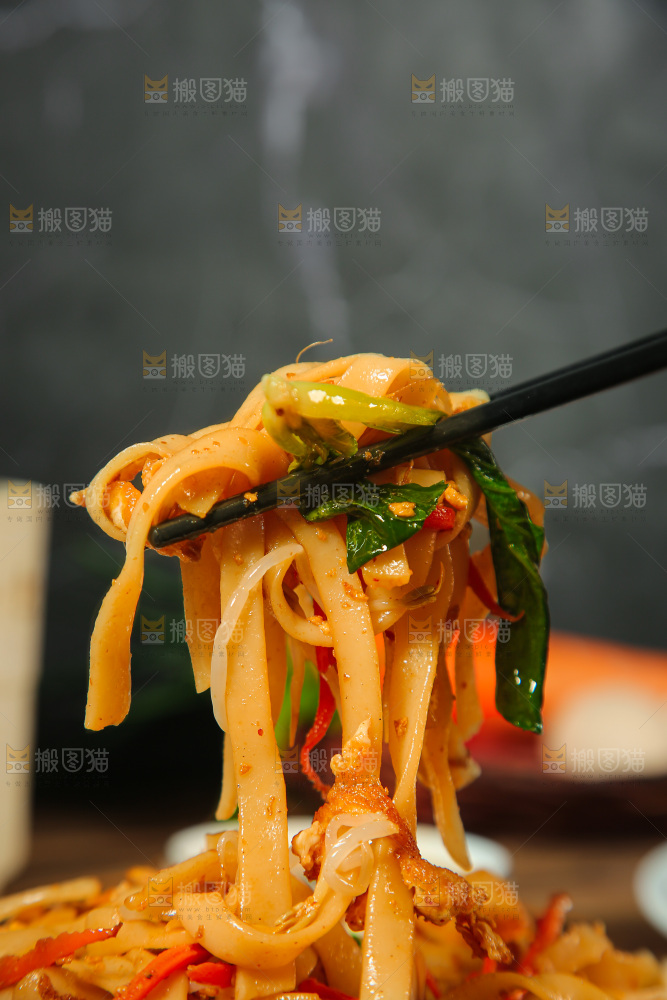 深底上的炒河粉