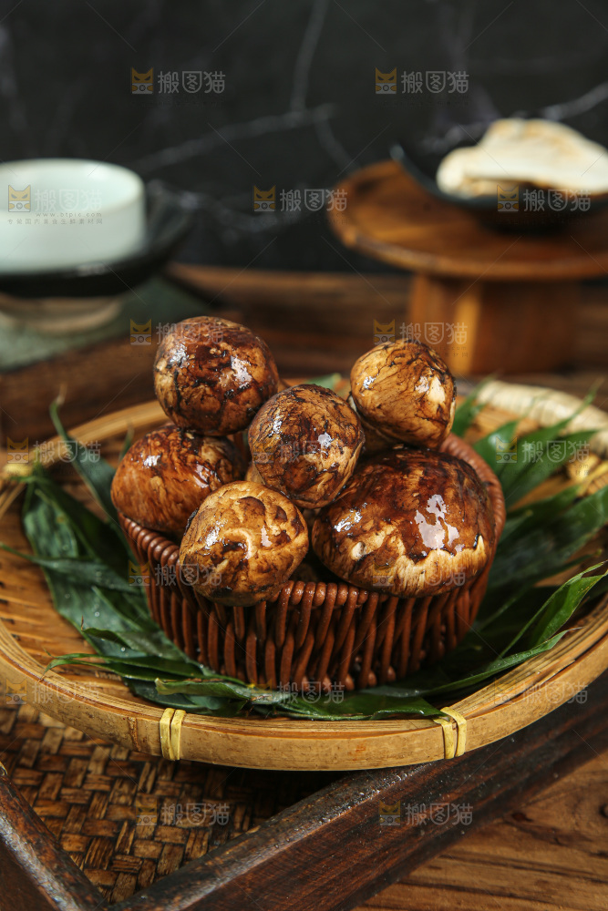 深底上的松茸菇