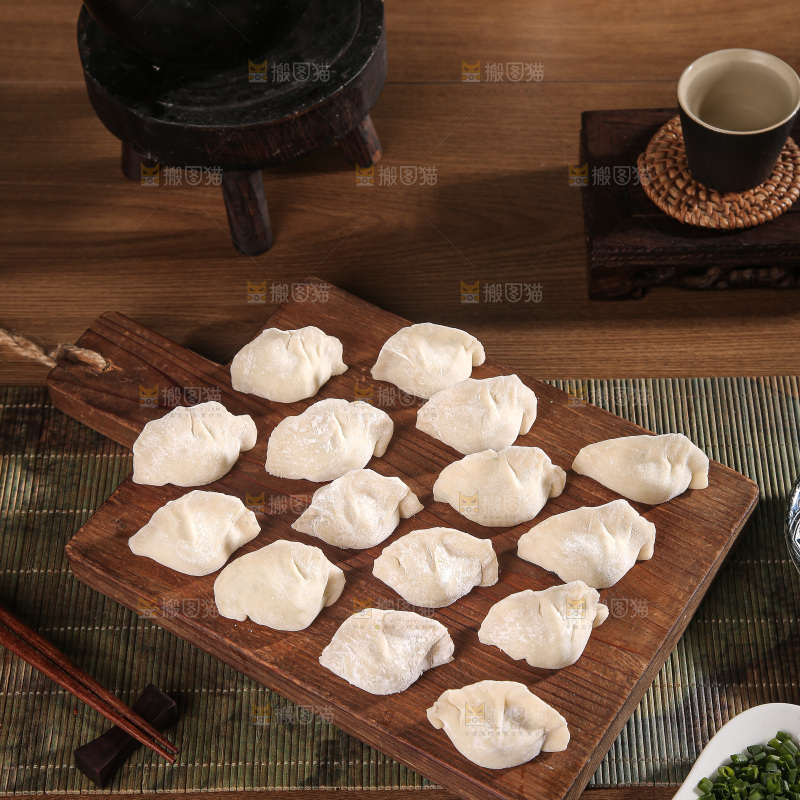 木底上的鲅鱼水饺