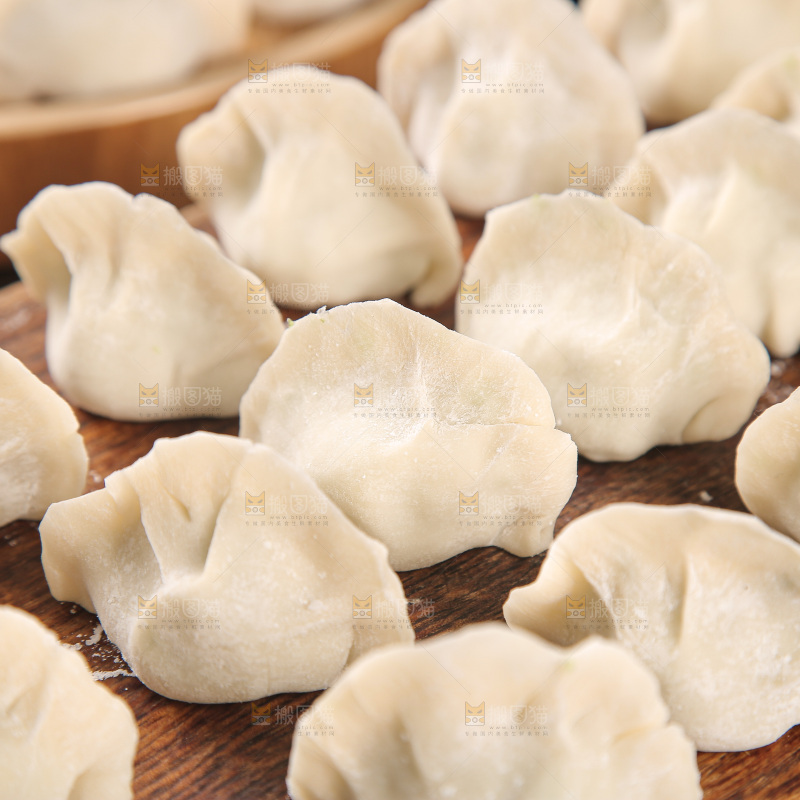 深底上的鲅鱼水饺