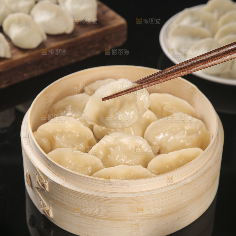 深底上的鲅鱼水饺