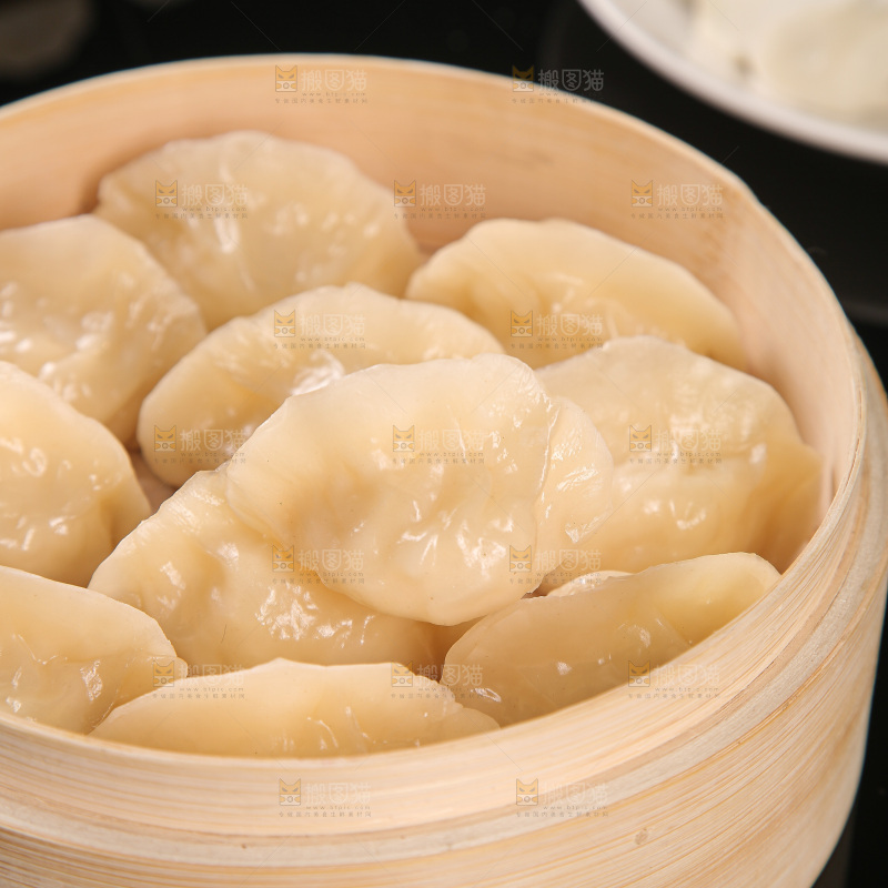 深底上的鲅鱼水饺