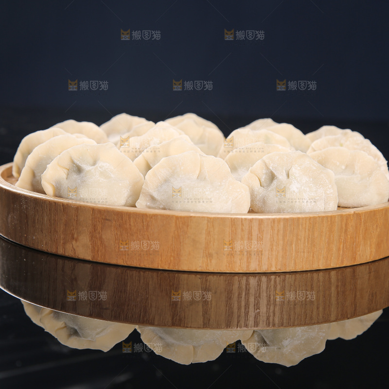 深底上的鲅鱼水饺